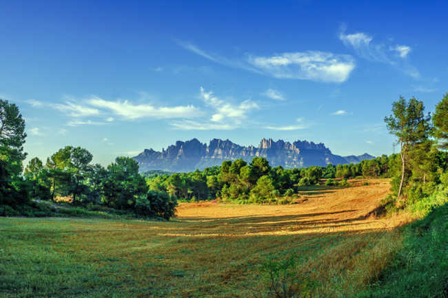 Centro de Dia con vistas a Montserrat//Foto: Josep Monter Martinez en Pixabay